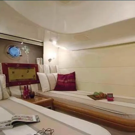 Hotel na wodzie Karma Boat Cruises *
